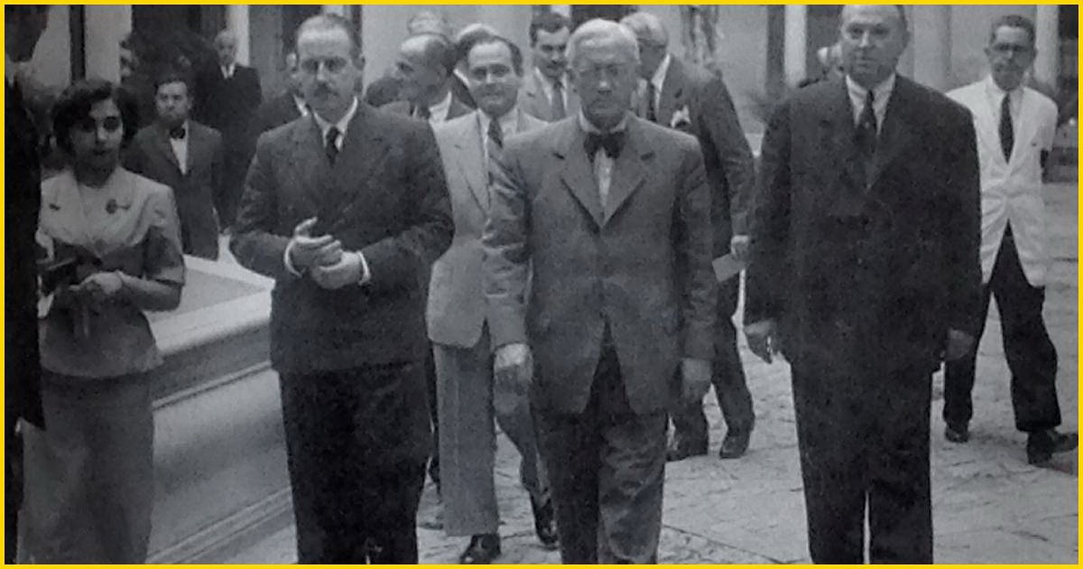 Historic photograph of Sir Alexander Fleming during a visit to the Hospital de la Caridad in Seville, Spain, in June 1948.